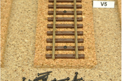 Sada pro šroubování kolejiva N a TT, vruty 1x8mm, 100ks + příslušenství